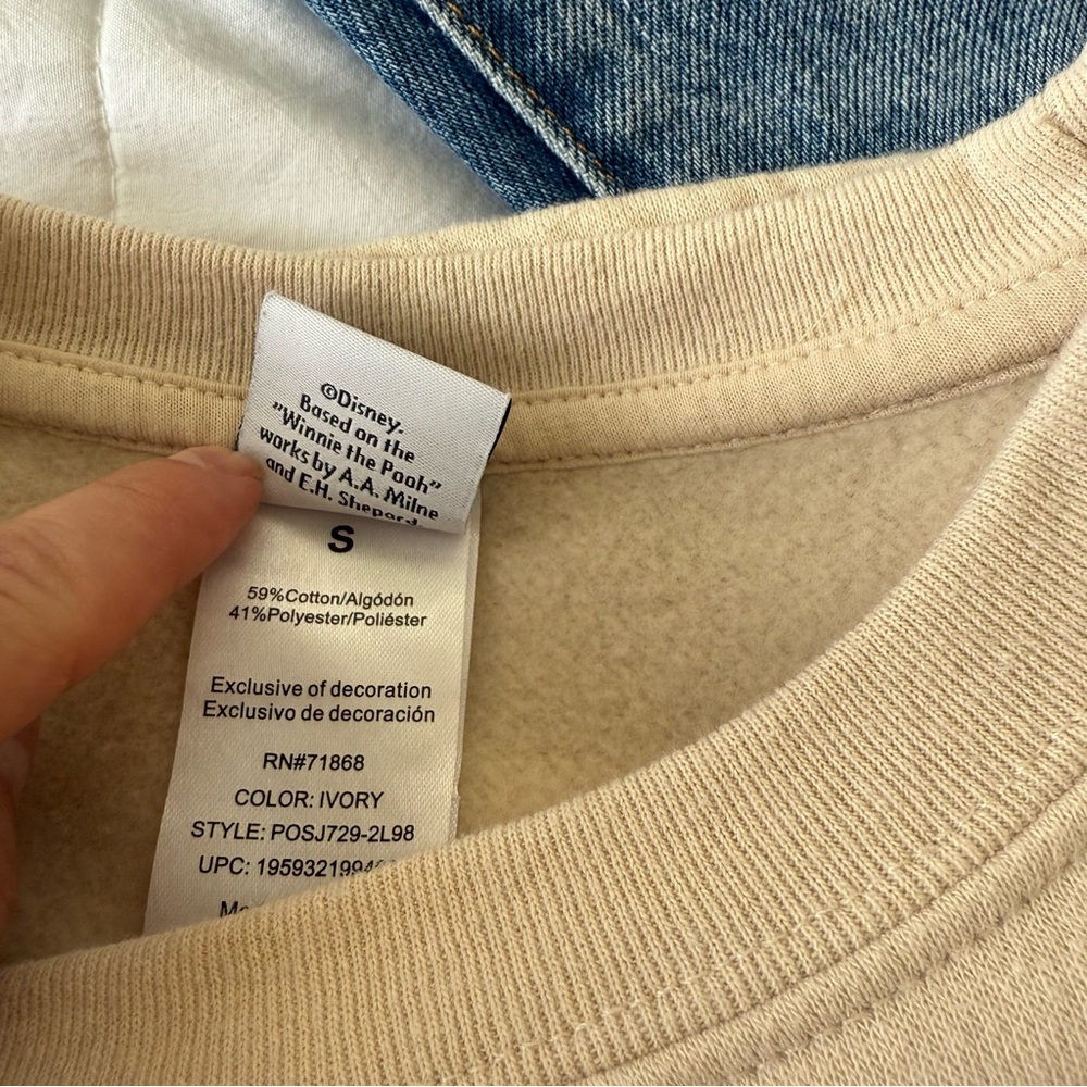 Disney Womens Winnie The Pooh Cream Sweatshirt Size Small Crewneck‎ Soft Cozy - Picture 3 of 6